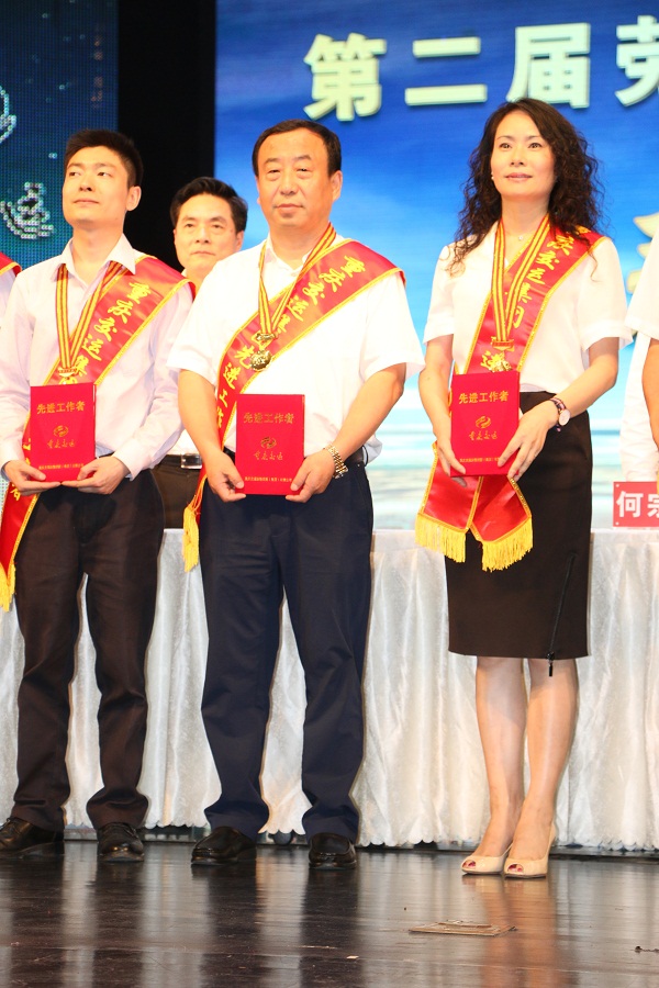 重庆交运集团授予董事长舒渝第二届先进工作者荣誉称号